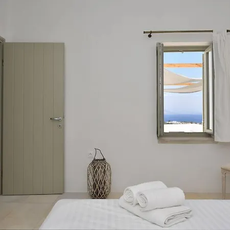 White House With Sea View *